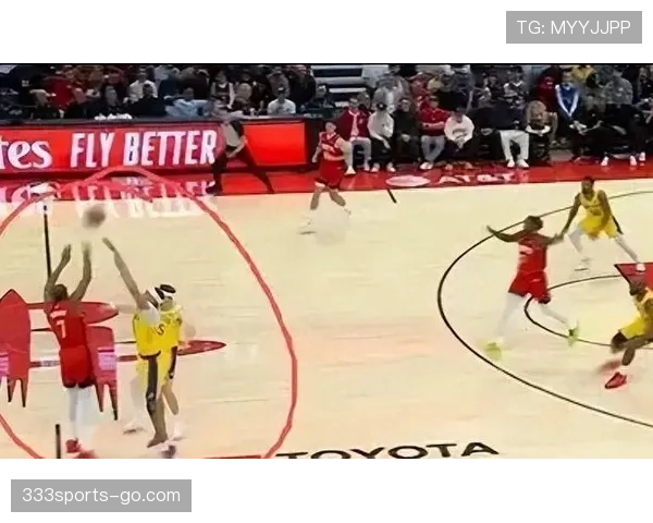 伯德无球牵制力改变对手防守布局