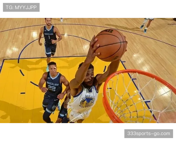 特雷·杨巧用挡拆创造得分空间 提升关键时刻效率